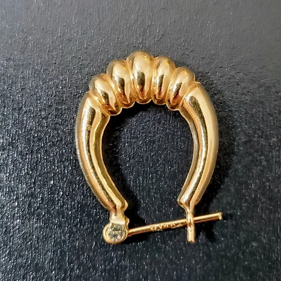 Scalloped Oval Ribbed Huggie Hoop Earrings - 14k Yellow Gold - Vintage - Picture 4 of 9